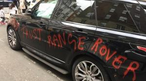 Британец бросил на улице разукрашенный Range Rover в знак протеста