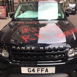Британец бросил на улице разукрашенный Range Rover в знак протеста