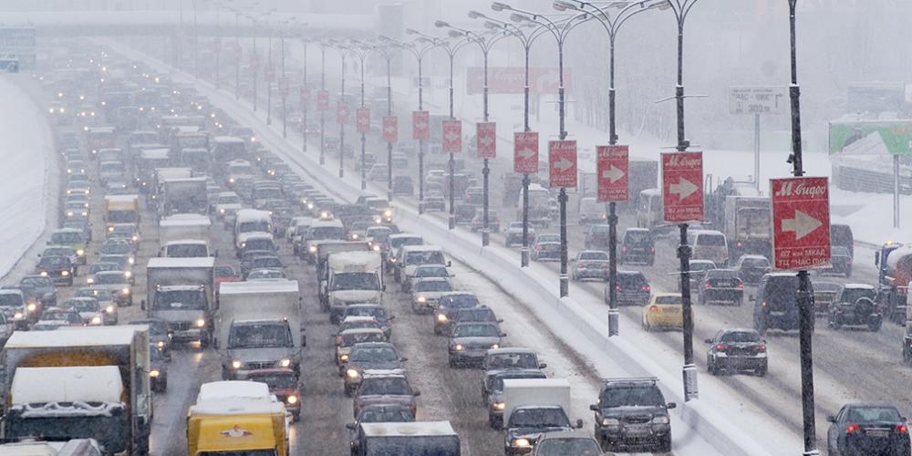 Москва встала в пробках из-за снегопада