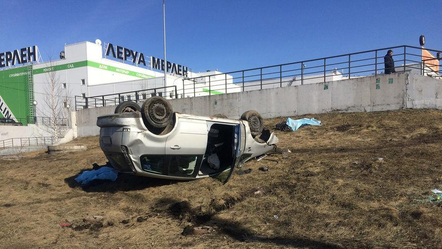 В Петербурге автомобиль вылетел на тротуар и насмерть сбил двух пешеходов