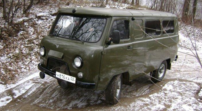 УАЗ с 14 людьми упал в реку в Карагандинской области
