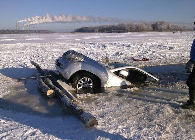 Под Магаданом автомобиль с пятью людьми провалился под лед