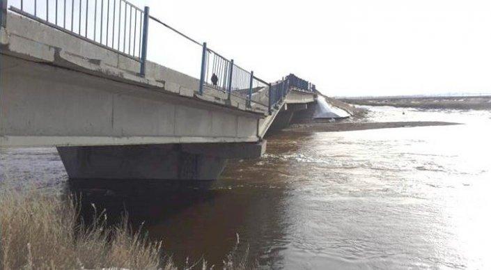 Из-за размыва появились трещины на мосту в Карагандинской области
