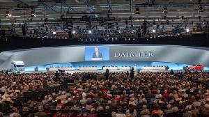 Акционер Daimler потребовал разрешения ходить голым