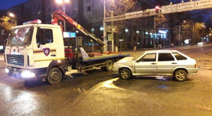 Водитель и пассажир сбежали с места ДТП в Алматы