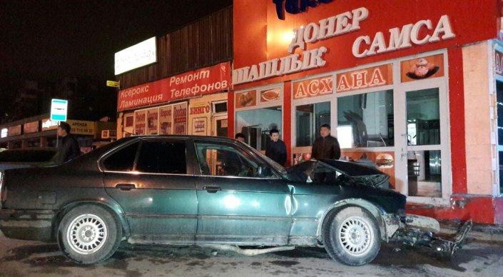 Водитель врезался в кафе, пытаясь скрыться с места ДТП в Алматы