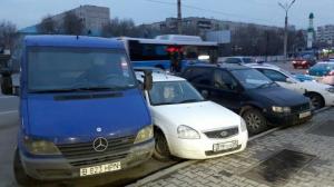 Водитель BMW протаранил несколько припаркованных авто в Алматы