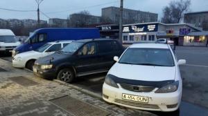 Водитель BMW протаранил несколько припаркованных авто в Алматы