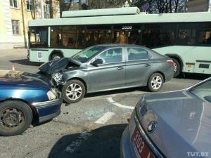 В Минске женщина на Citroen поехала на красный и совершила ДТП: пострадала беременная пассажирка

