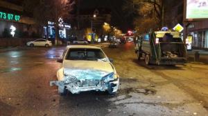 Водитель и пассажир сбежали с места ДТП в Алматы