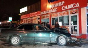 Водитель врезался в кафе, пытаясь скрыться с места ДТП в Алматы