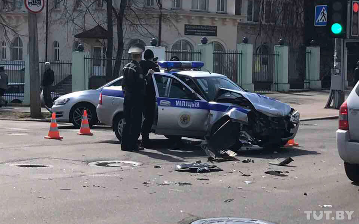 В Минске столкнулись Toyota Land Cruiser Prado и милицейский автомобиль