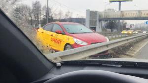 У аэропорта Шереметьево такси перелетело за ограждение
