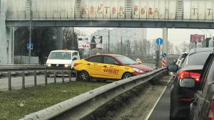 У аэропорта Шереметьево такси перелетело за ограждение
