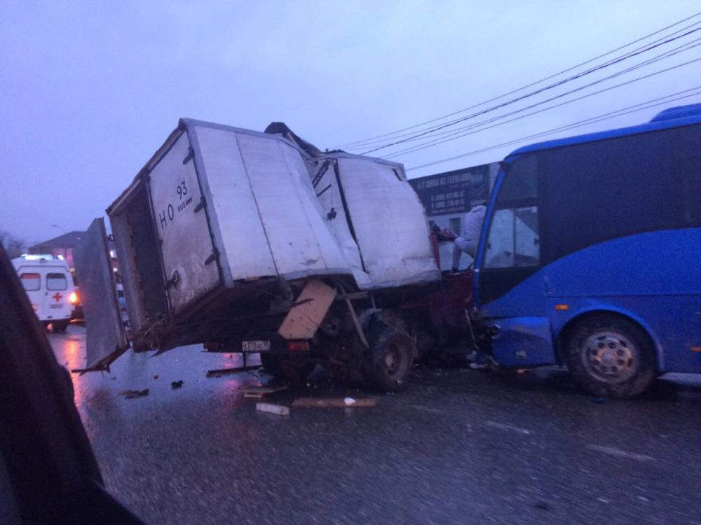 В Новороссийске туристический автобус столкнулся с грузовиком