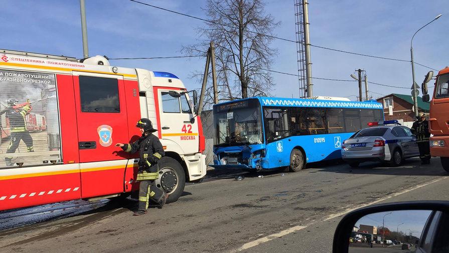В Новой Москве произошло ДТП с участием автобуса и двух автомобилей