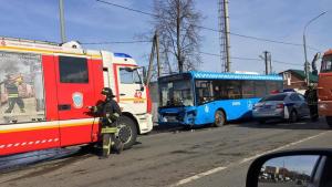 В Новой Москве произошло ДТП с участием автобуса и двух автомобилей