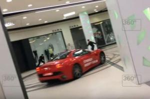 Мажор-перформанс: бывший мэр подрифтовал на Ferrari в торговом центре