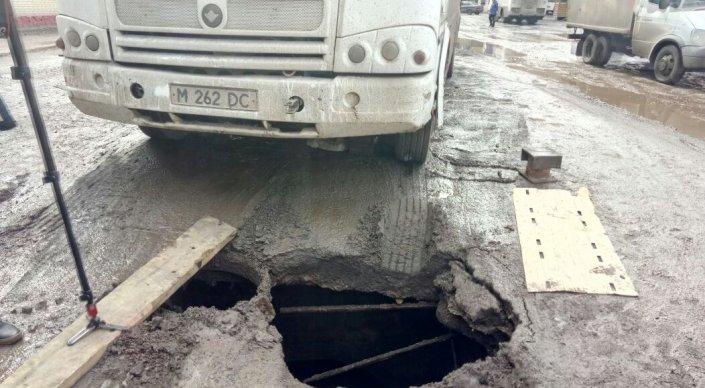 Асфальт провалился под автобусом в Караганде