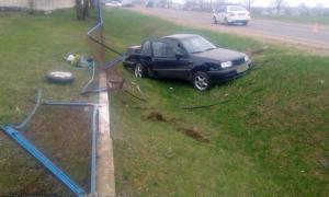 В Несвиже VW с ребенком в салоне после ДТП опрокинулся в кювет и снес забор