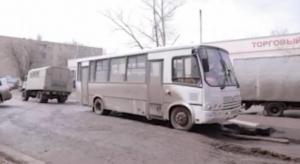 Асфальт провалился под автобусом в Караганде