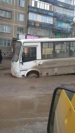 Асфальт провалился под автобусом в Караганде