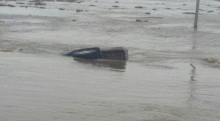 Автомобиль ушел под воду из-за обвала асфальта в Карагандинской области