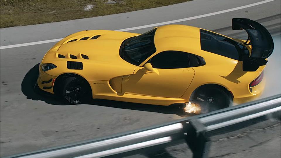 Видео: очень быстрая езда и дрифт по городу на Dodge Viper