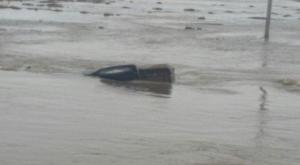 Автомобиль ушел под воду из-за обвала асфальта в Карагандинской области
