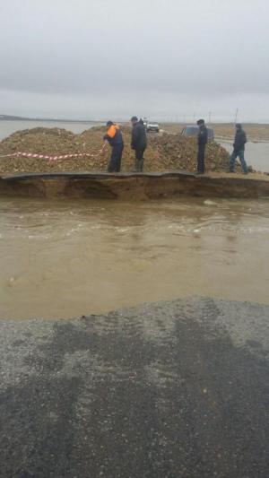 Автомобиль ушел под воду из-за обвала асфальта в Карагандинской области