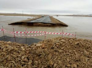 Автомобиль ушел под воду из-за обвала асфальта в Карагандинской области