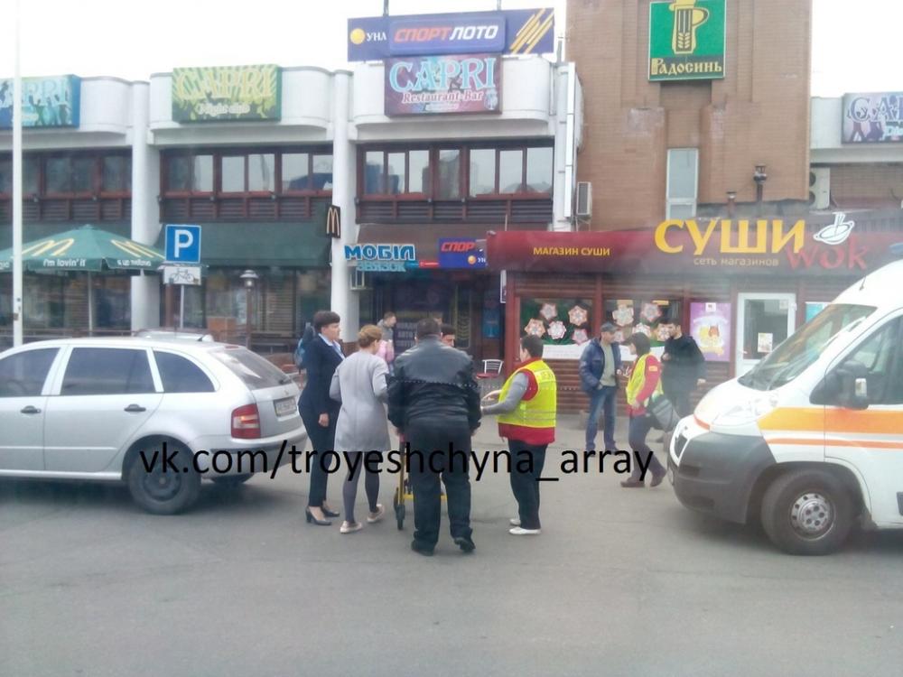 Автомобиль Савченко сбил старушку в Киеве