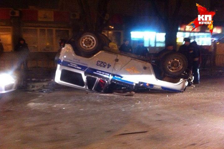 Полицейская машина перевернулась в результате ДТП на перекрестке улиц в Подольске