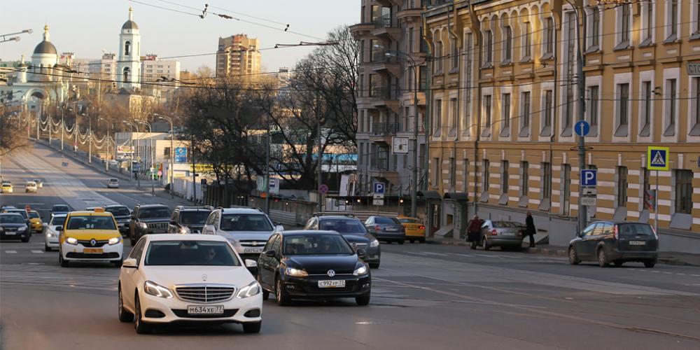 Московских водителей попросили отказаться от поездок на летней резине