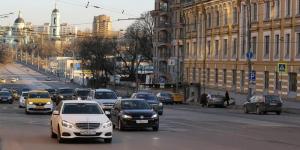 Московских водителей попросили отказаться от поездок на летней резине