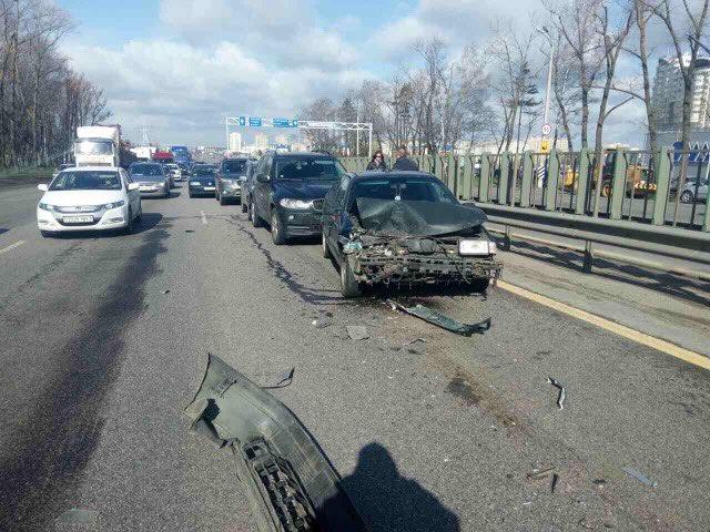 На МКАД из-за несоблюдения дистанции столкнулись восемь автомобилей