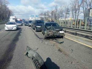 На МКАД из-за несоблюдения дистанции столкнулись восемь автомобилей