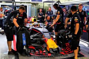 Успешный день для Red Bull, несмотря на поломку днища