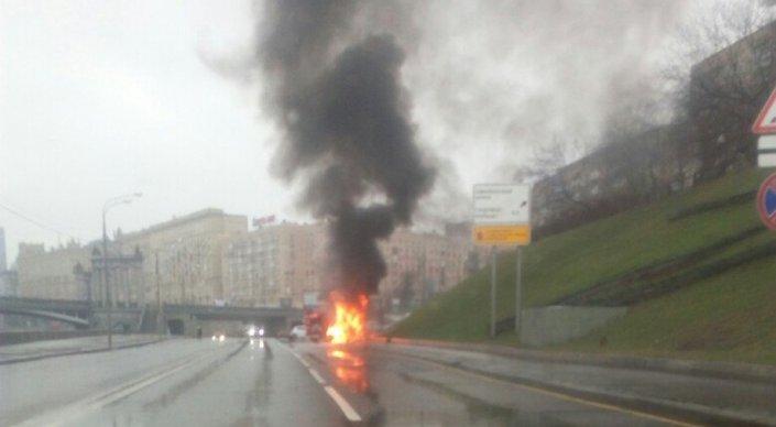 Лихач на Maserati врезался в столб и сгорел в центре Москвы
