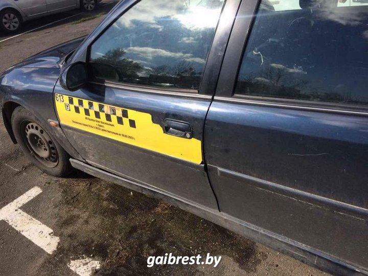 В Бресте пьяная женщина угнала такси и попала в ДТП
