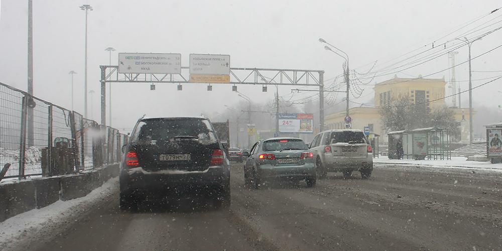 Московских водителей попросили отказаться от поездок на летней резине