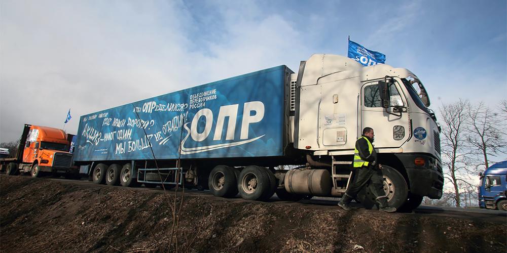 На МКАД полиция остановила колонну протестующих дальнобойщиков