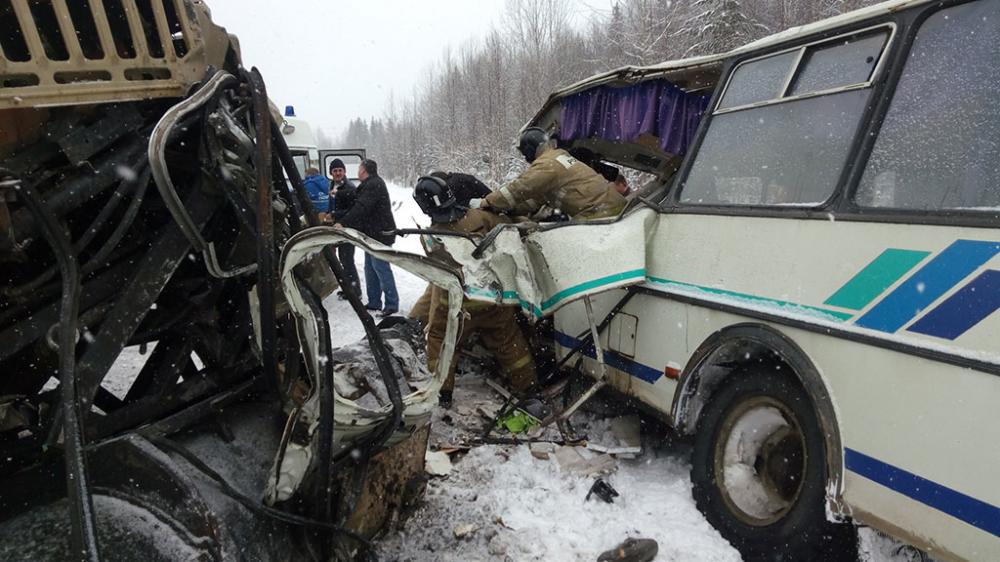 В Коми рейсовый автобус попал в ДТП с грузовиком, есть жертвы