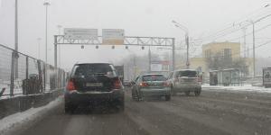 Московских водителей попросили отказаться от поездок на летней резине