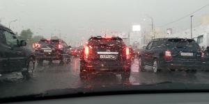 Московских водителей попросили парковать автомобили в гаражах