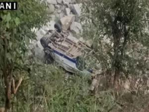 СМИ: в Индии более 40 человек погибли при падении автобуса в реку