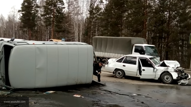 На Урале водитель без прав протаранил санитарную машину: 5 человек пострадали