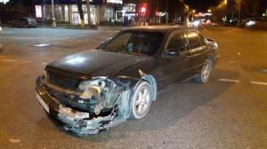 В центре Алматы Lexus протаранил здание на уровне второго этажа