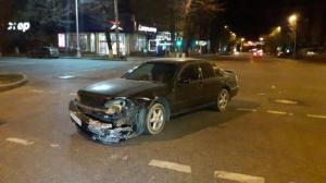 В центре Алматы Lexus протаранил здание на уровне второго этажа