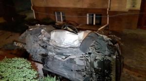 В центре Алматы Lexus протаранил здание на уровне второго этажа